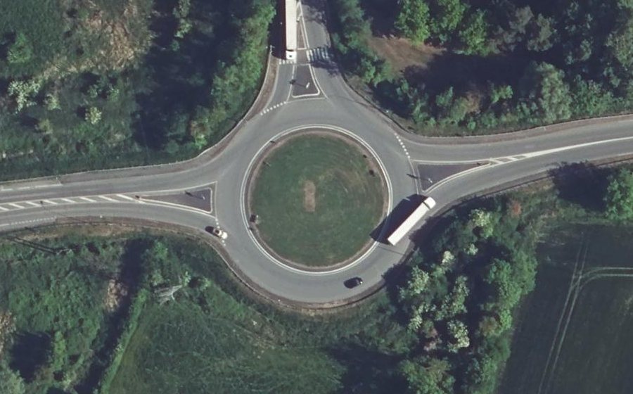 Vue aérienne du Rond-point anonyme n°685225157