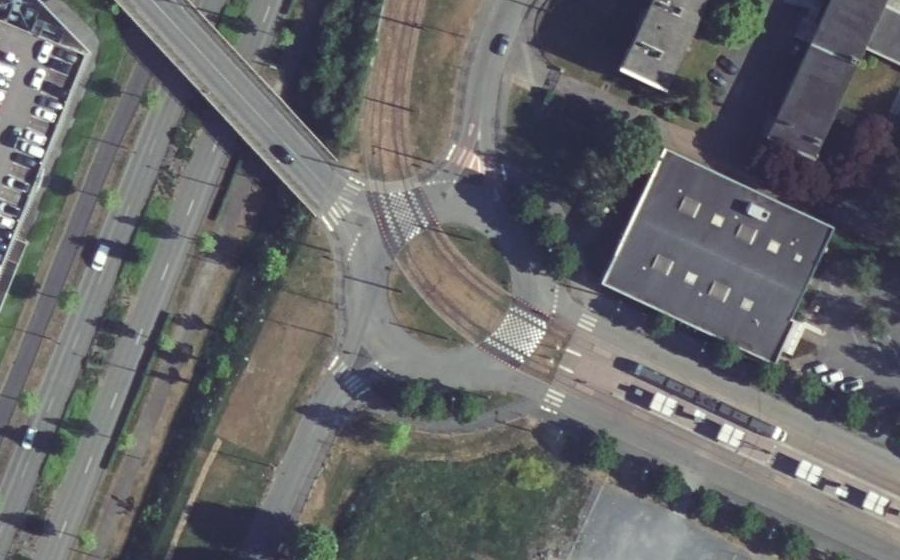 Vue aérienne du Rond-point anonyme n°685225202