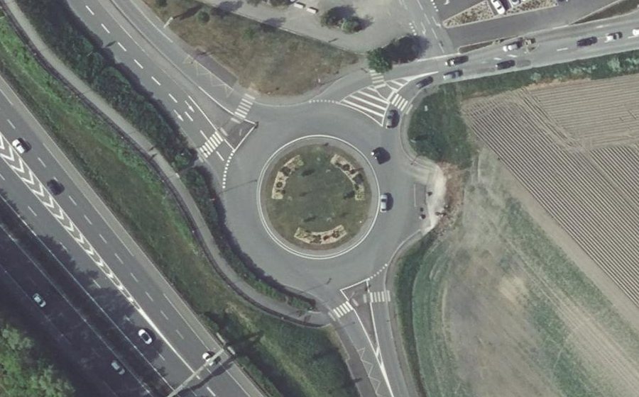 Vue aérienne du Rond-point anonyme n°685270749