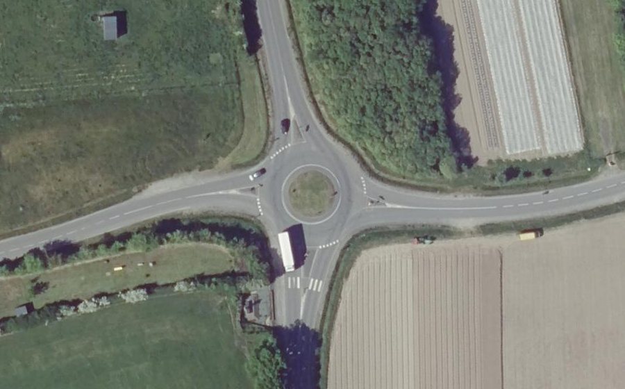 Vue aérienne du Rond-point anonyme n°685297400