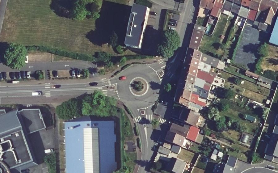 Vue aérienne du Rond-point anonyme n°685314801