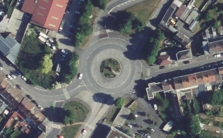 Vue aérienne du Rond-point anonyme n°685314841
