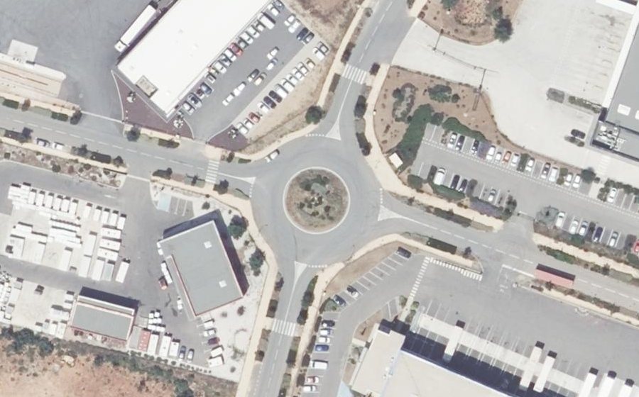 Vue aérienne du Rond-point anonyme n°685316714