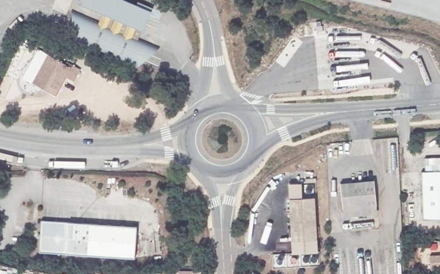 Vue aérienne du Rond-point anonyme n°685316740