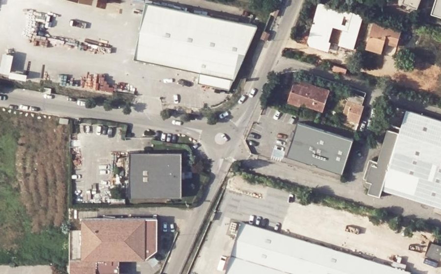 Vue aérienne du Rond-point anonyme n°685361911