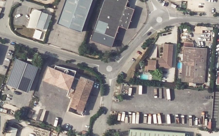 Vue aérienne du Rond-point anonyme n°685361921