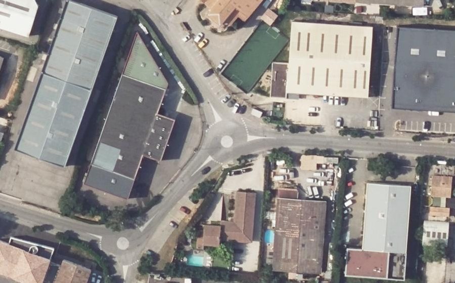 Vue aérienne du Rond-point anonyme n°685361925