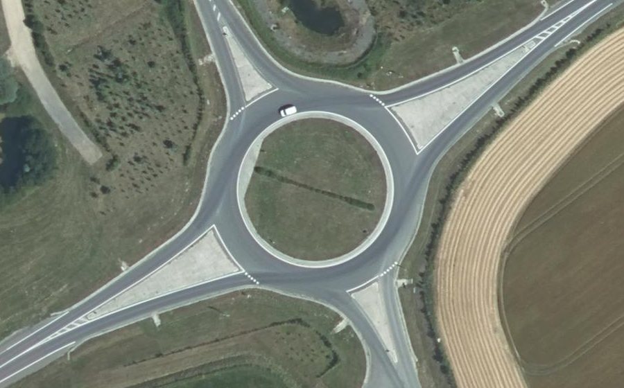 Vue aérienne du Rond-point anonyme n°685420773