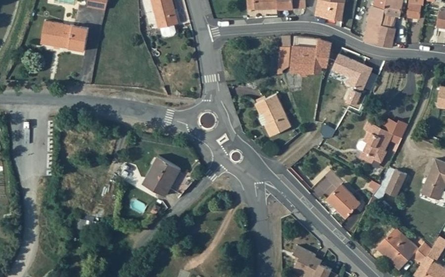 Vue aérienne du Rond-point anonyme n°68543197