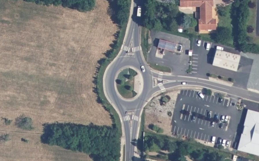 Vue aérienne du Rond-point anonyme n°685475023