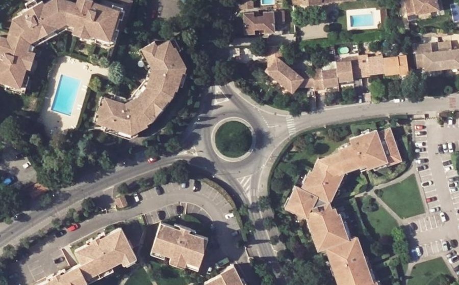 Vue aérienne du Rond-point anonyme n°685587134