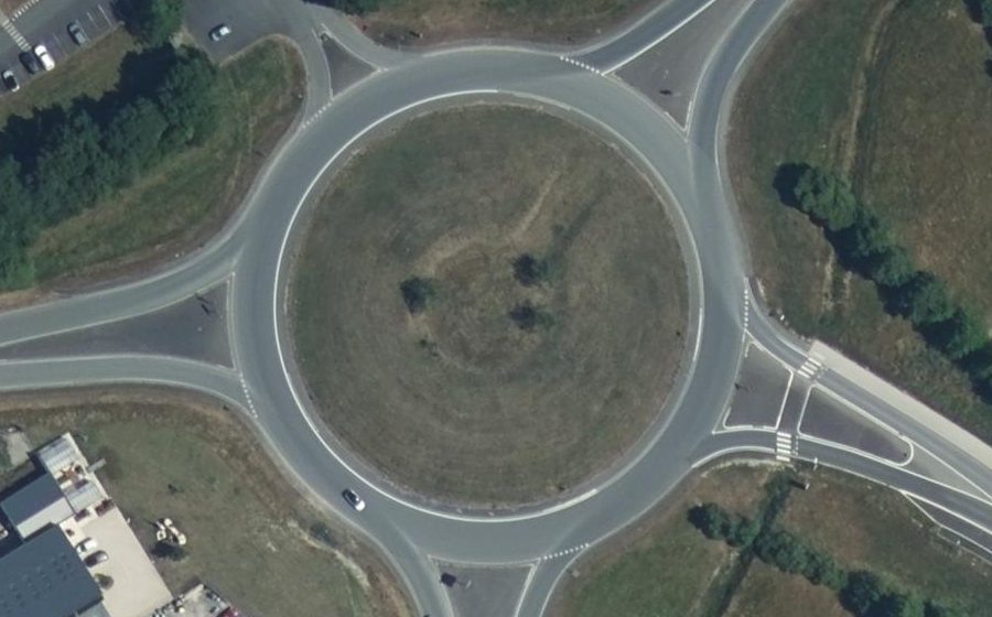 Vue aérienne du Rond-point anonyme n°68559547