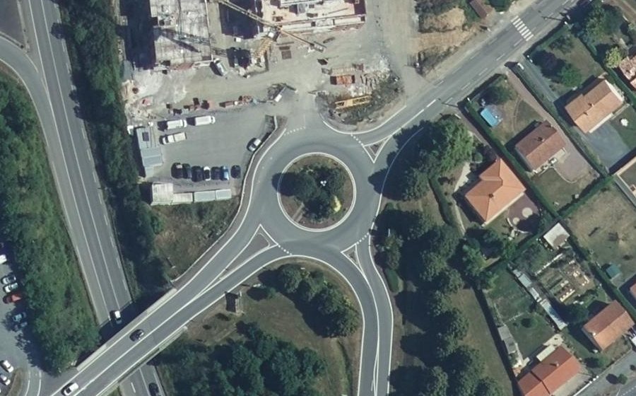 Vue aérienne du Rond-point anonyme n°68559558