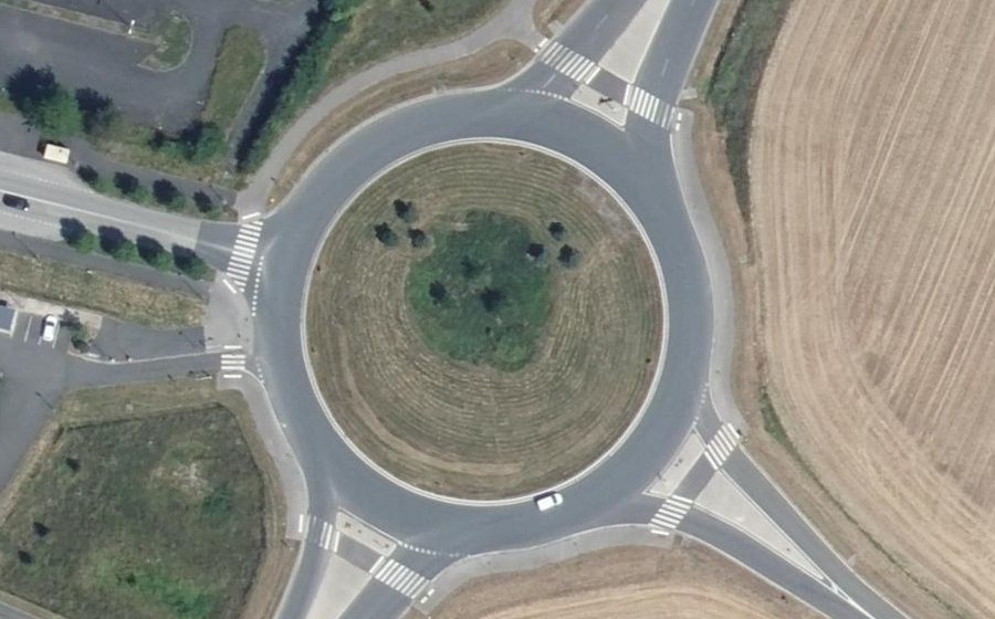 Vue aérienne du Rond-point anonyme n°685621673