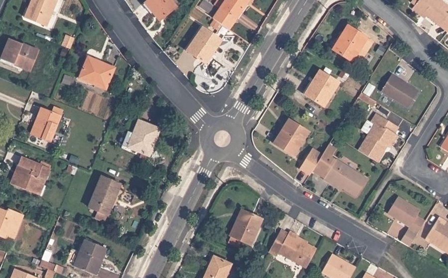 Vue aérienne du Rond-point anonyme n°685698872
