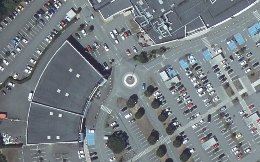Vue aérienne du Rond-point anonyme n°68570237