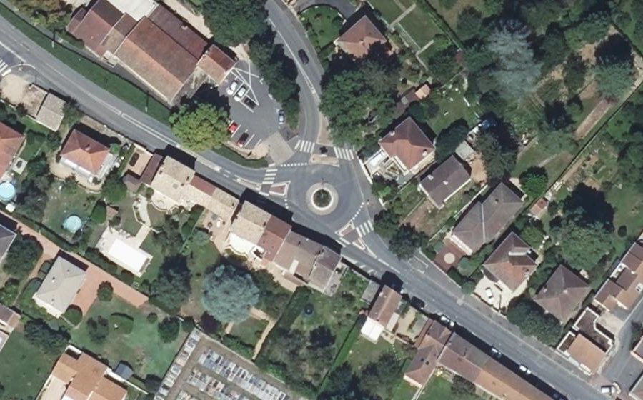 Vue aérienne du Rond-point anonyme n°685723952