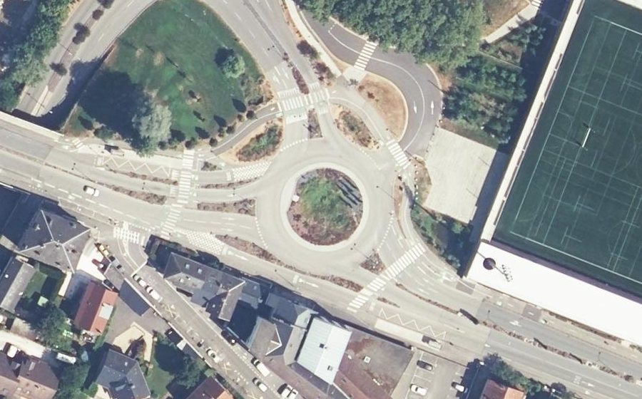 Vue aérienne du Rond-point anonyme n°685744017