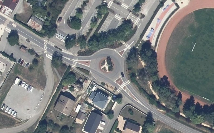 Vue aérienne du Rond-point anonyme n°685849072