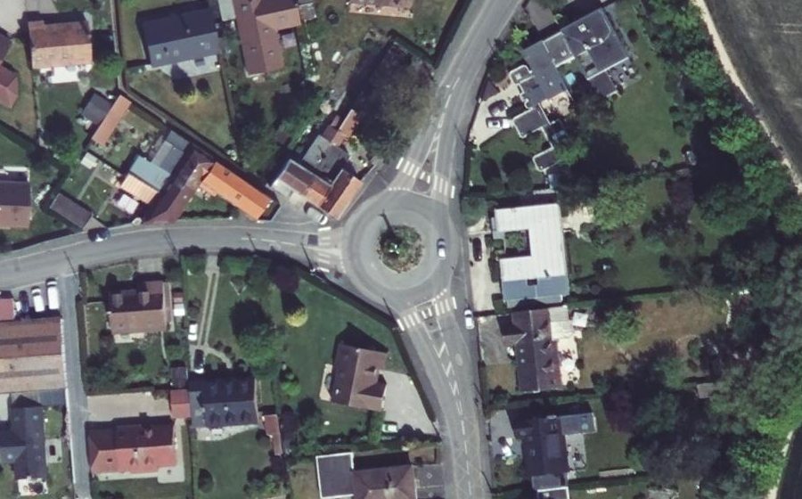Vue aérienne du Rond-point anonyme n°685947050