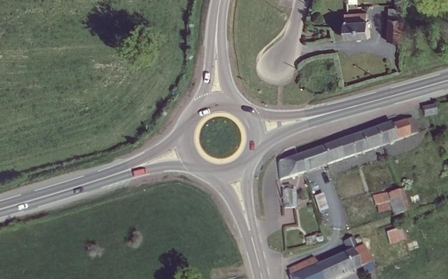 Vue aérienne du Rond-point anonyme n°685951413
