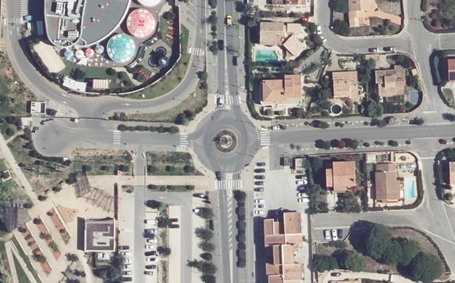 Vue aérienne du Rond-point anonyme n°686136784