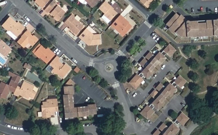 Vue aérienne du Rond-point anonyme n°68614691