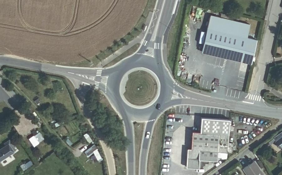 Vue aérienne du Rond-point anonyme n°686170496