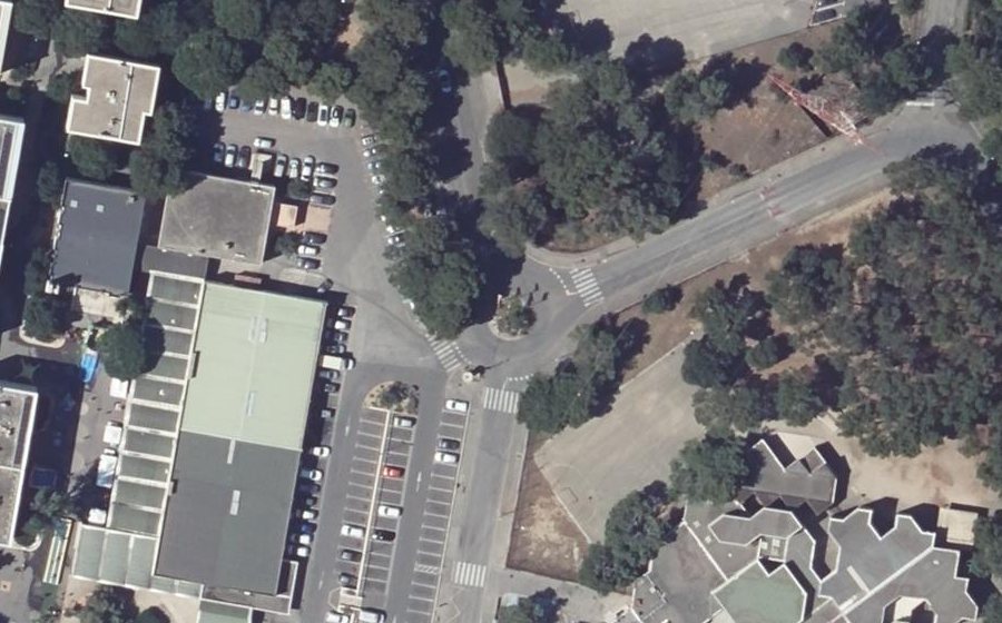 Vue aérienne du Rond-point anonyme n°68623545