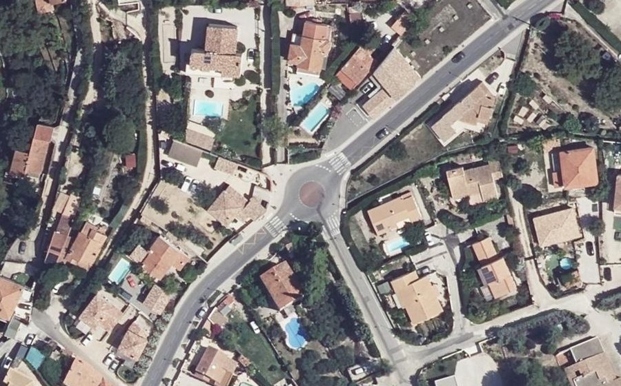 Vue aérienne du Rond-point anonyme n°686321697