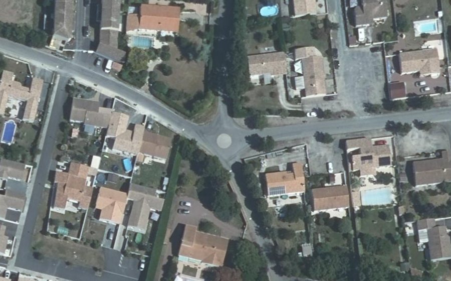 Vue aérienne du Rond-point anonyme n°686383621