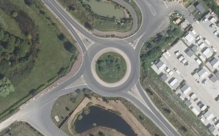 Vue aérienne du Rond-point anonyme n°686405802