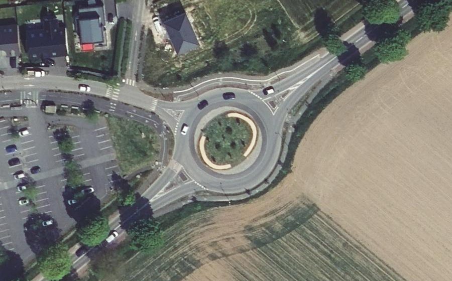 Vue aérienne du Rond-point anonyme n°686416553