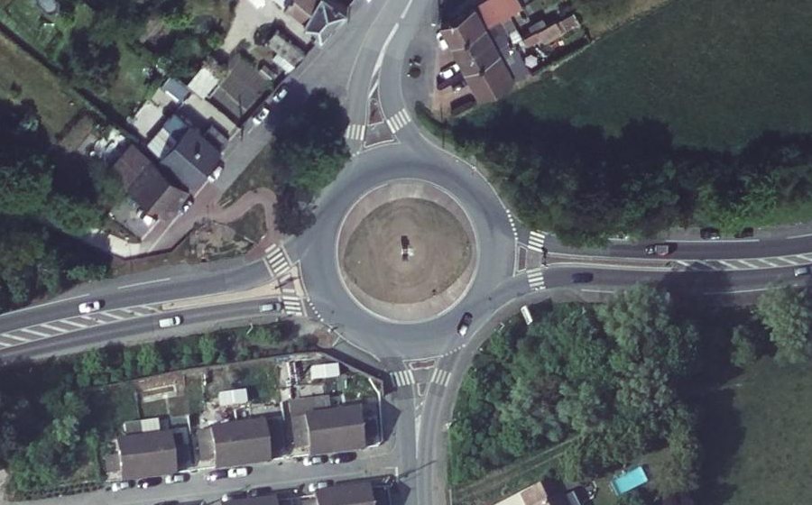 Vue aérienne du Rond-point anonyme n°686434342