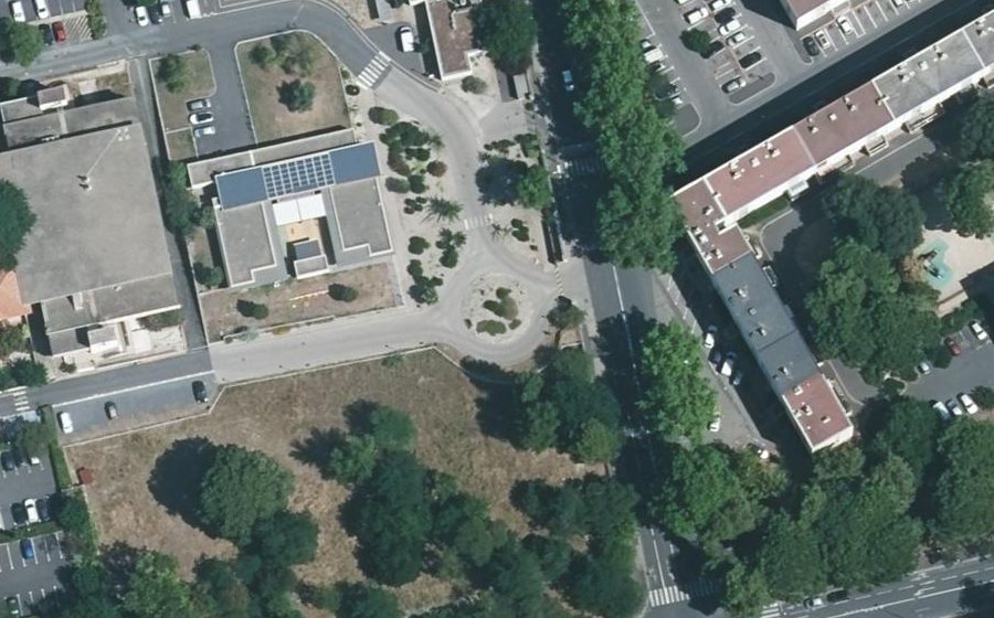 Vue aérienne du Rond-point anonyme n°686438126