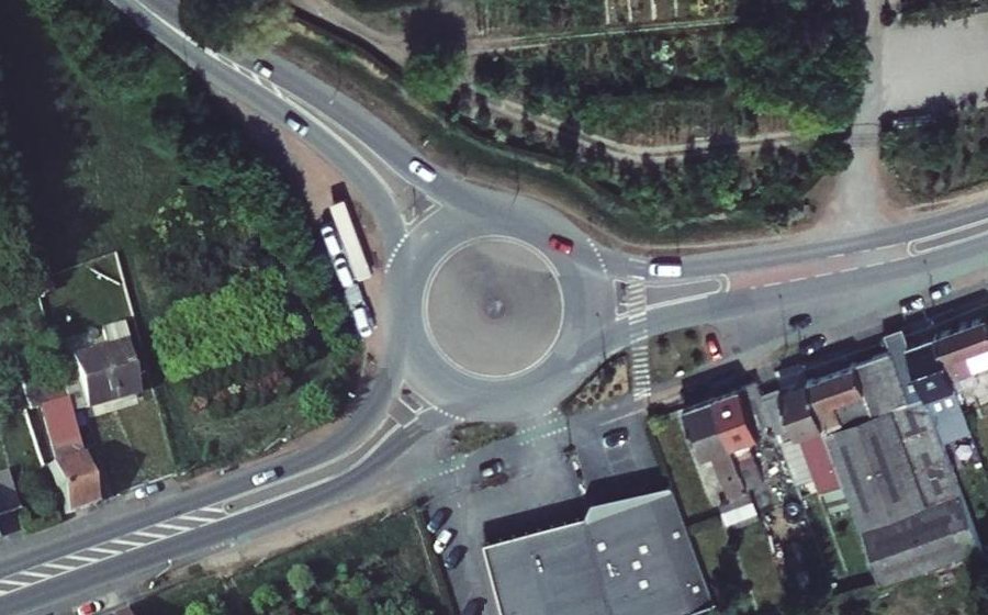 Vue aérienne du Rond-point anonyme n°686444159