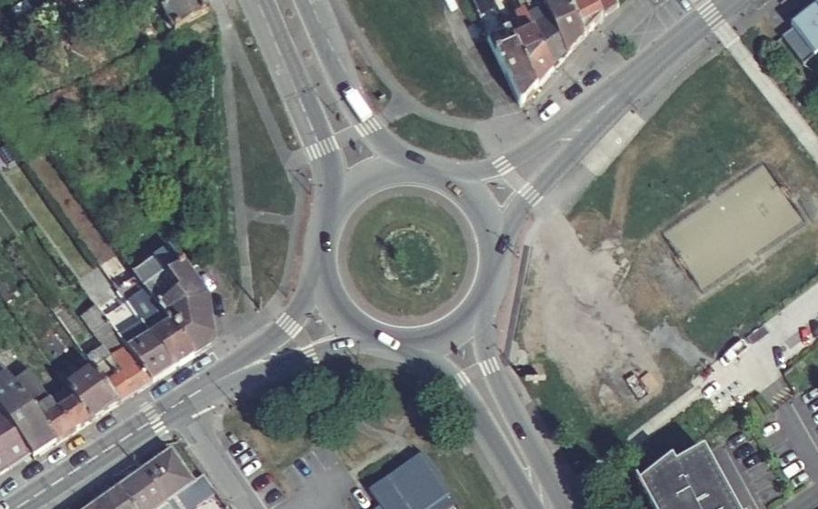 Vue aérienne du Rond-point anonyme n°686491324