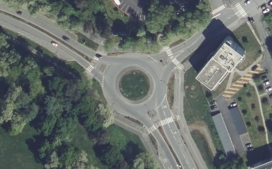 Vue aérienne du Rond-point anonyme n°686491328