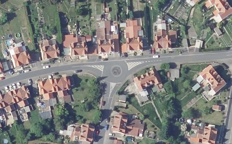 Vue aérienne du Rond-point anonyme n°68652573