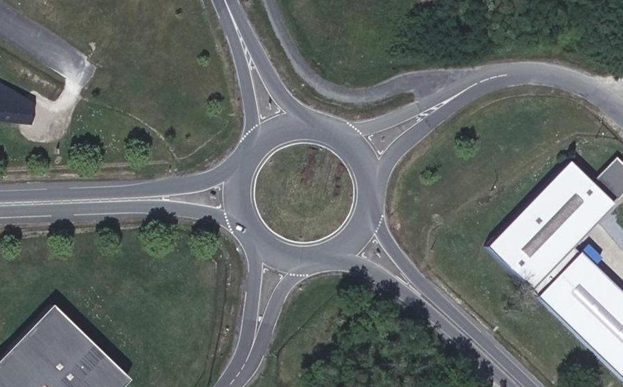 Vue aérienne du Rond-point anonyme n°68654037