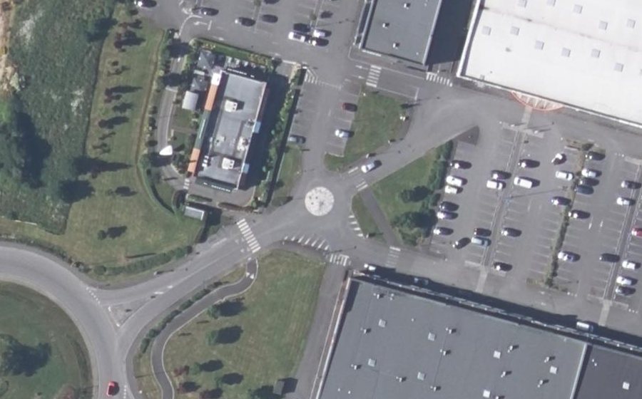 Vue aérienne du Rond-point anonyme n°686597259