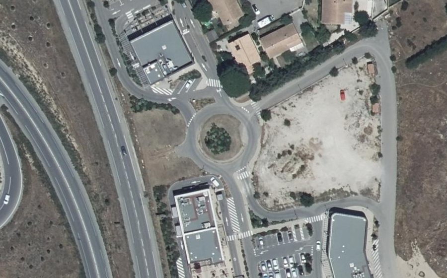 Vue aérienne du Rond-point anonyme n°686627525