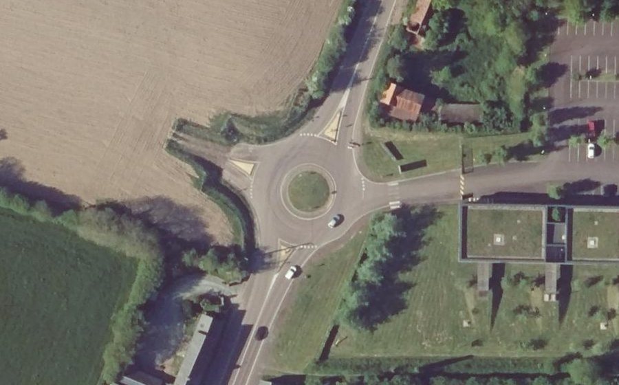 Vue aérienne du Rond-point anonyme n°686977939