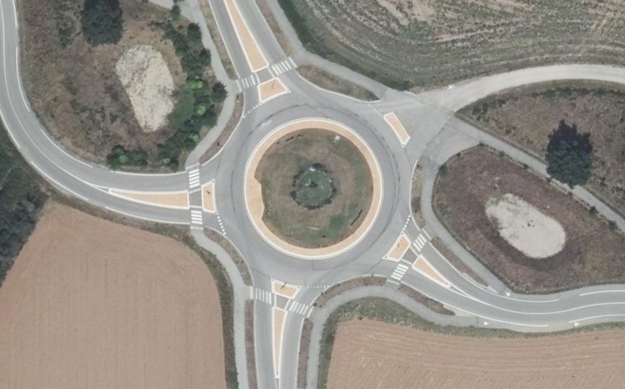 Vue aérienne du Rond-point anonyme n°687090370