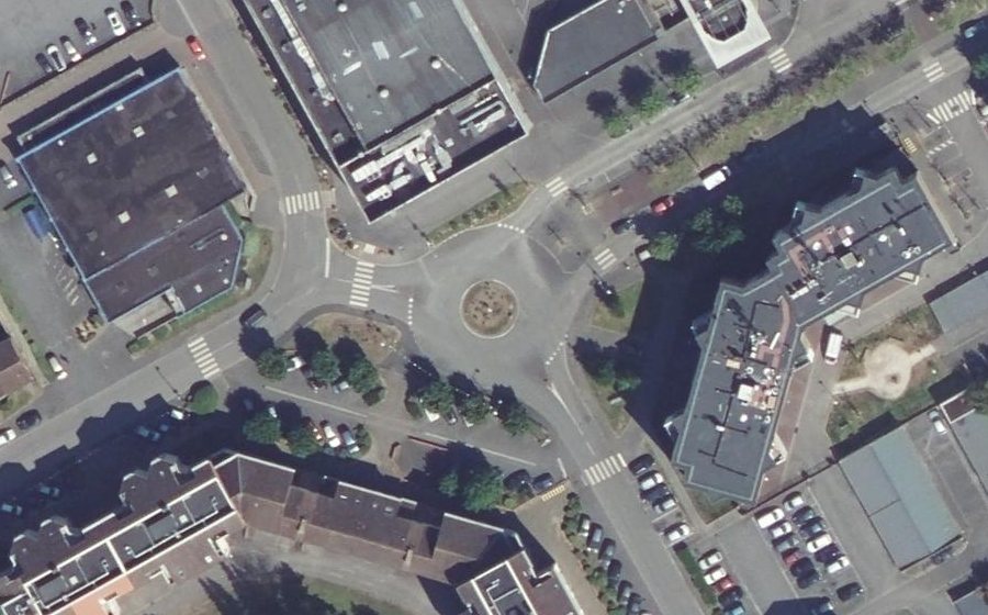 Vue aérienne du Rond-point anonyme n°687227790
