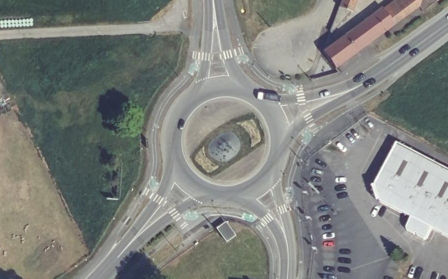 Vue aérienne du Rond-point anonyme n°687227799