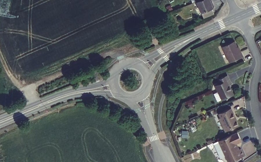 Vue aérienne du Rond-point anonyme n°687227810