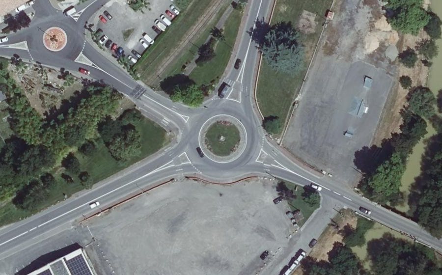 Vue aérienne du Rond-point anonyme n°687285473