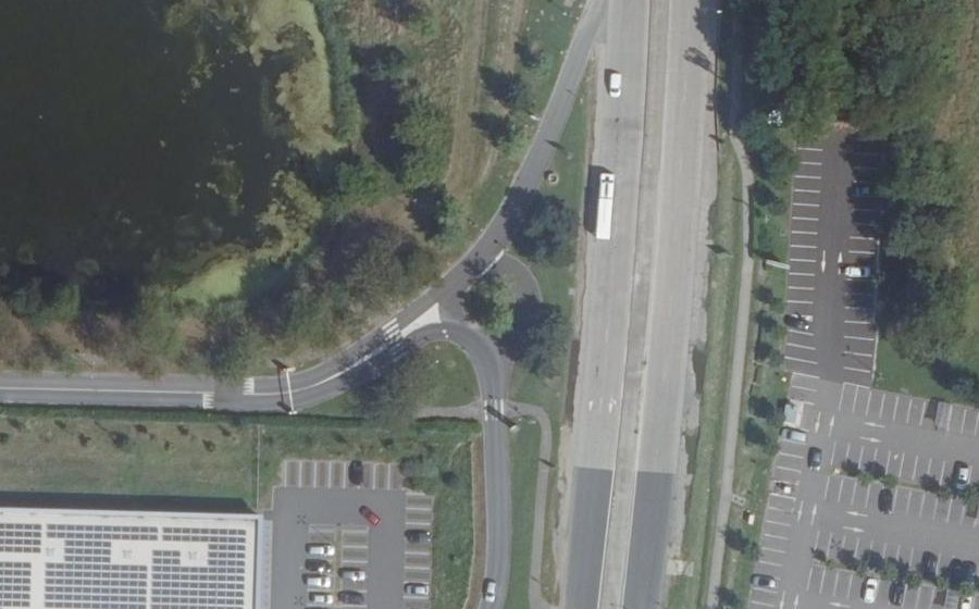 Vue aérienne du Rond-point anonyme n°687374758