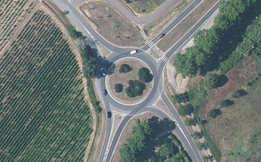 Vue aérienne du Rond-point anonyme n°68748529
